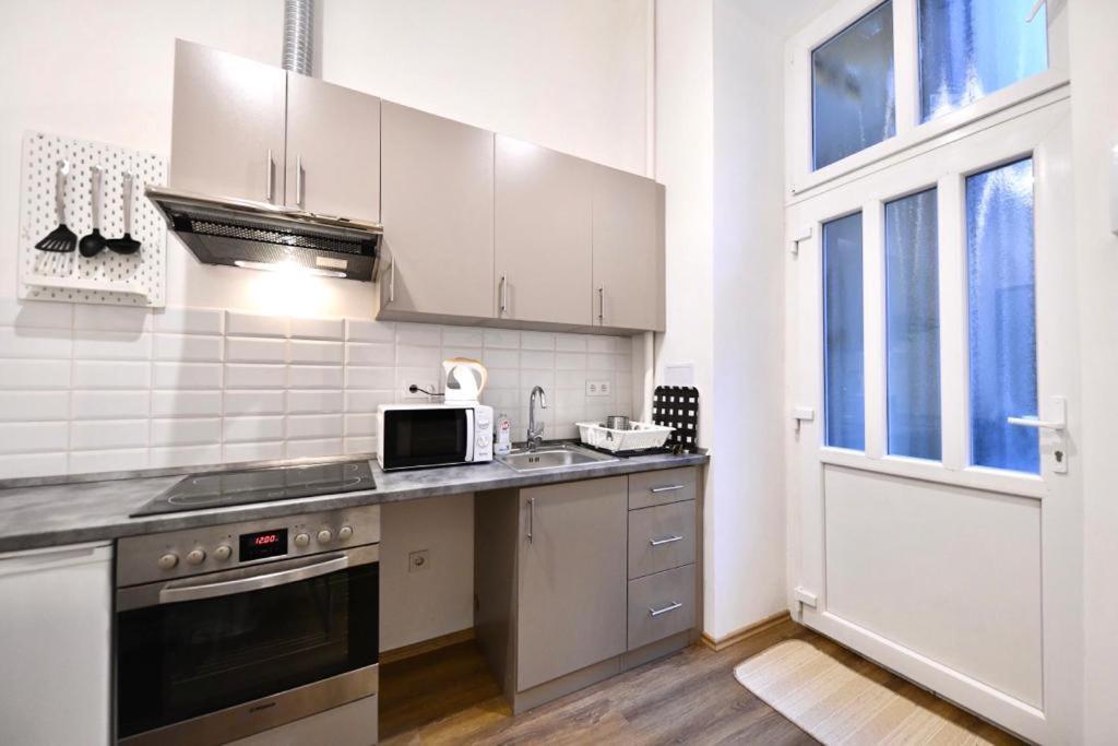 Cute Gallery Apartment Close To The Basilica, Queen Budapest Exterior photo